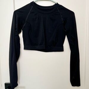 Alphalete Stratus LS Crop Top in Black